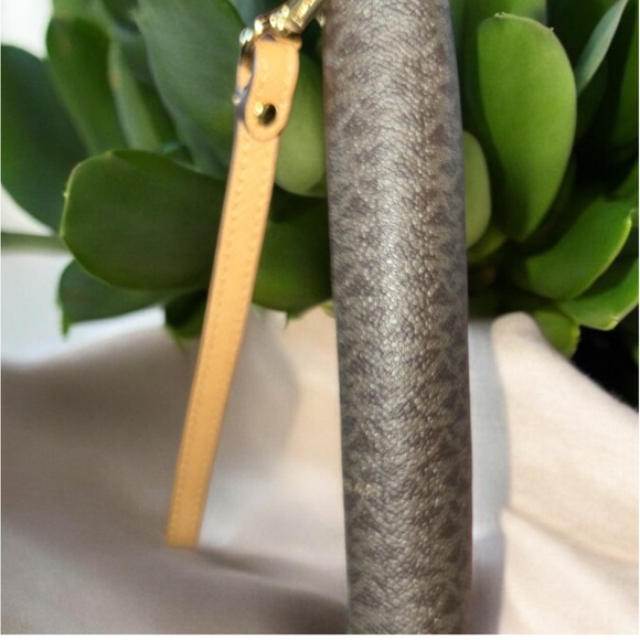 Michael Kors Jet Set Wristlet Wallet Phone Case Travel Large Flat Zip - Picture 6 of 6